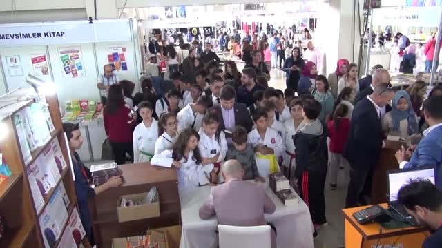 Genç Sporcular Kitap Fuarını Gezdi