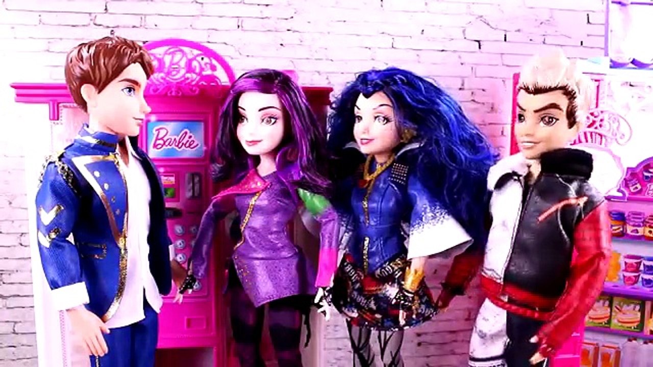 Disney Descendants Kidnapping! Frozen Elsa & Anna, Mal & Evie, Maleficent & Evil Queen, Ben & Carlos