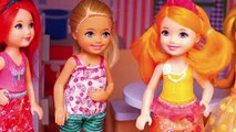 Juguetes de Barbie - Casa de muñecas de Chelsea y Barbie San Valentín que hace corazón con las manos
