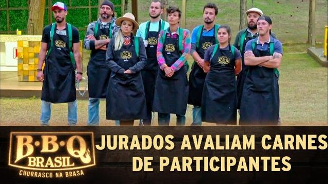 Jurados avaliam carne preparada por churrasqueiros