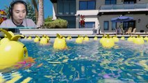 CAN WITHERED FREDDY STUNT LAND IN A POOL OF CHICAS? (GTA 5 Mods For Kids FNAF Funny Moments)