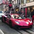 Un idiot saute sur une Lamborghini Aventador juste pour s'amuser et se fait corriger !