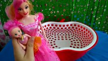 ĐỒ CHƠI BÚP BÊ BÉ NA ♥ Em bé búp bê đi hồ bơi - Kids toys dolls review