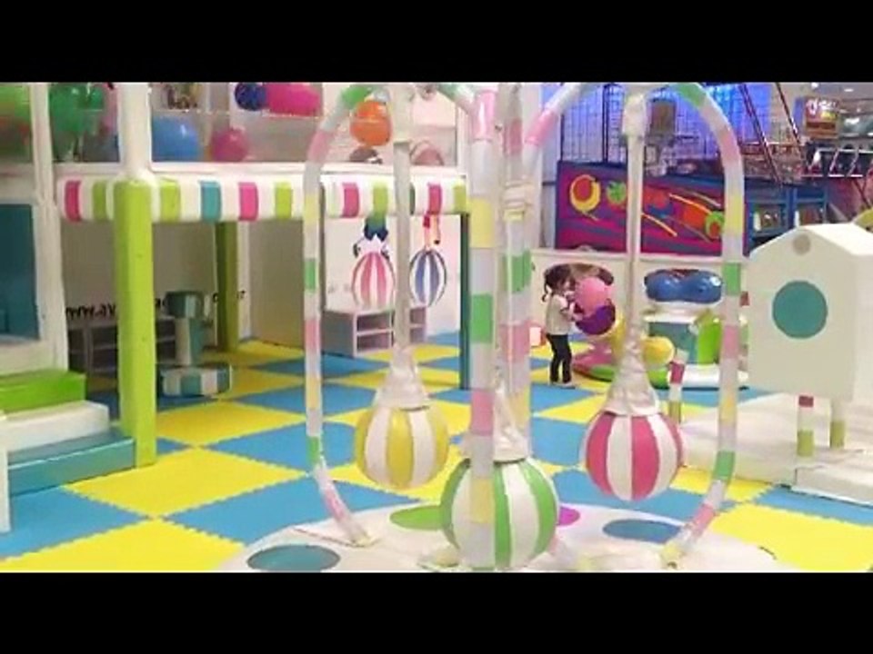 NIÑOS JUGANDO EN PLAZA BLANDA CON GLOBOS - PARQUE DE DIVERSIONES CHILDREN PLAYING