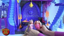 Видео с игрушками Замок Малефисенты Челси и Рапунцель играют (Катакомбы Монстер Хай)
