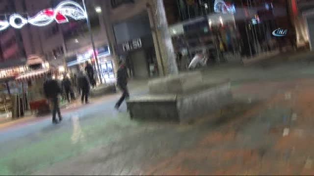 Bakırköy'de Büfe Yıkımı Sırasında Gerginlik- Bakırköy'de İş Makinelerine Saldıranlara Polis Biber...