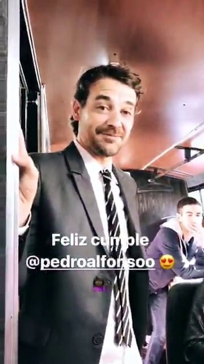 Le cantan el felíz cumple a Pedro en back Estrellas - 09 de Octubre