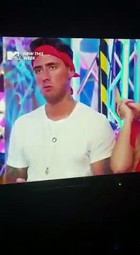 Il découvre le tatouage que ses amis ont choisi pour lui