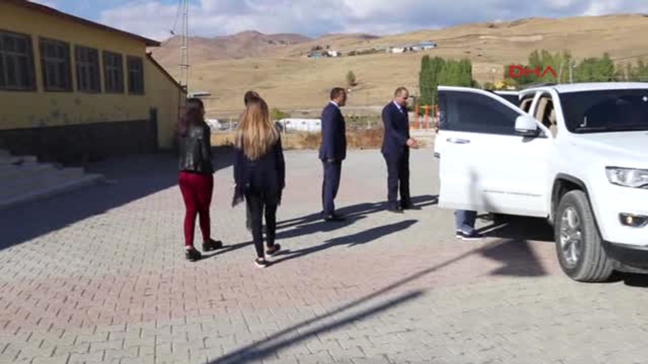 Muş Kaymakam Okul Servislerini Denetledi, Öğrencilere Tablet Dağıttı