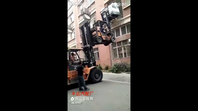 Monter une machine à laver avec deux chariots élévateurs ? Mauvaise idée