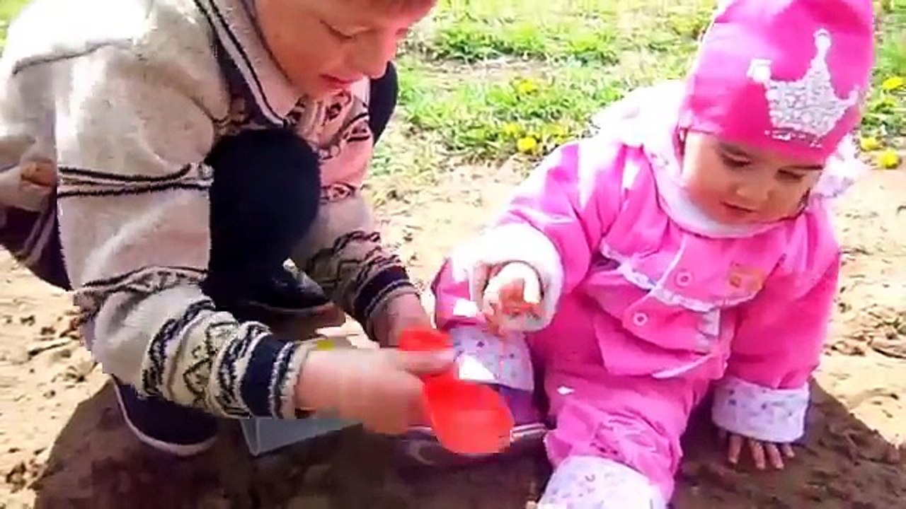 Сильно порезала руку Стекло в песочнице Играем...