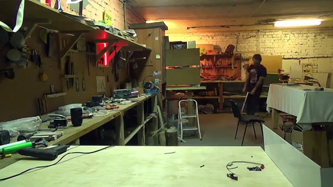 Как сделать бомбу с часовым механизмом и индикатором. Съемочный макет.