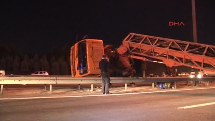 Tem Otoyolunda Vinç Devrildi: 1 Ölü, 1 Yaralı