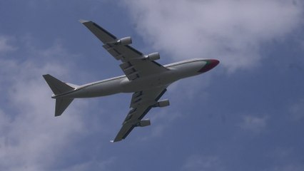 Boeing B 747- 430  A40-OMN Take Off