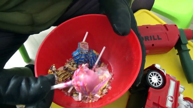 Bad Baby ДЖОКЕР РАЗДАВИЛ ЧУПА ЧУПС! JOKER CRUSHED GIANT CANDY CHUPA CHUPS - Hulk Superhero