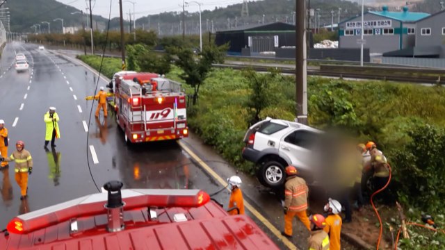 빗길에 미끄러진 승용차 전신주 들이받아 운전자 숨져 / YTN