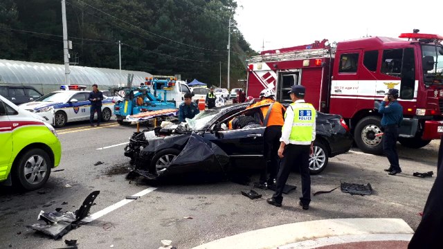 충북 보은서 승용차끼리 쾅...6명 사상 / YTN