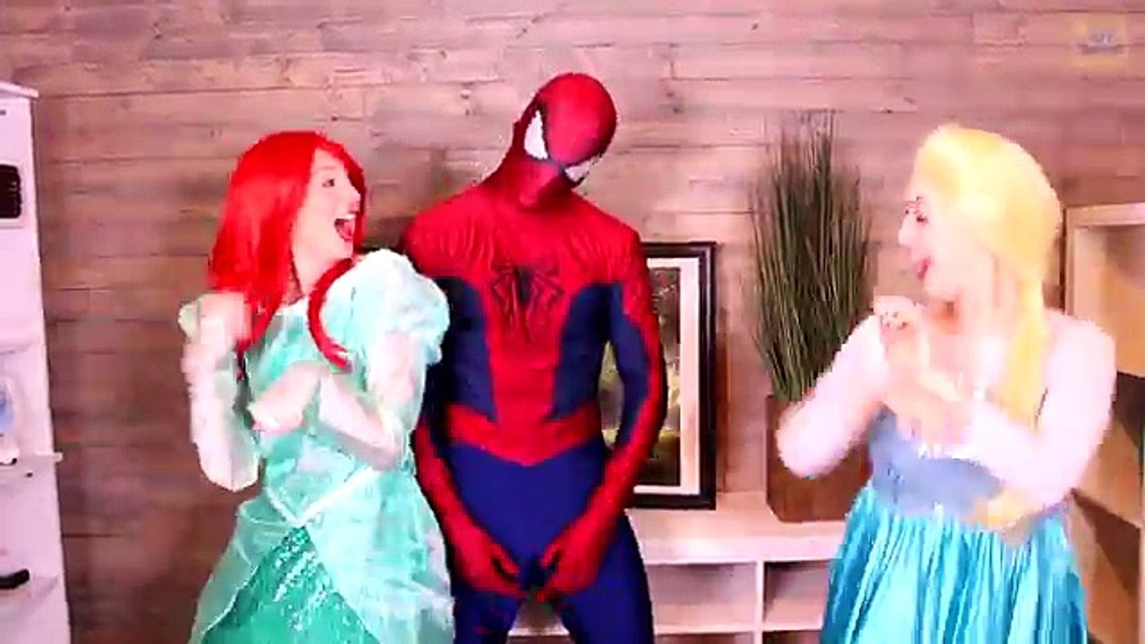 Spiderman, Frozen Elsa Mermaid & Ariel vs Ursula! w/ Pink Spidergirl! Superhero Fun in Real Life :)