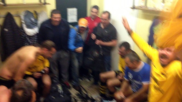 Le vestiaire...des vrais gamins...