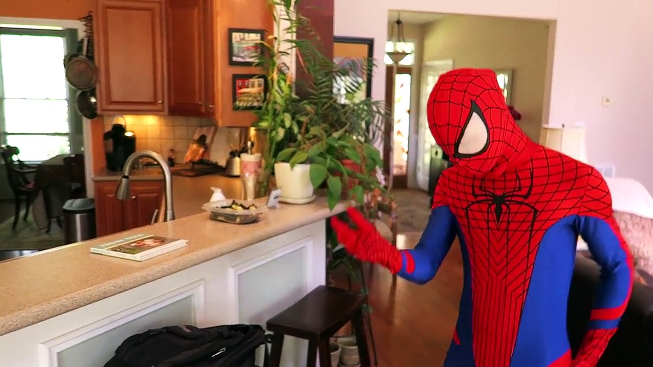 Real Life Superhero Movie - Yılan T-Rex Savaşında tarafından Bitten Örümcek Adam!