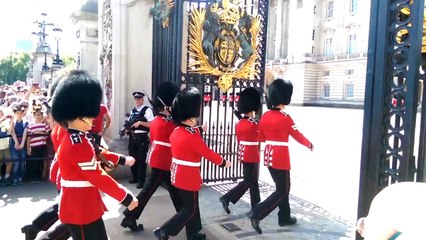 Changing of the Guard goes wrong