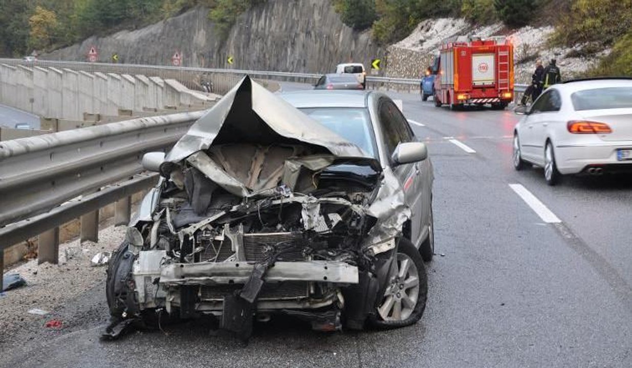 İki ayrı kazada araçlarda sıkışanların imdadına itfaiye ekipleri yetişti