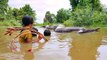 Wow!! Three Girls Catch Two Water Snakes While Spreading Gill Net in Water