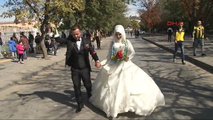 Gelini düğüne değil maça götürdü!
