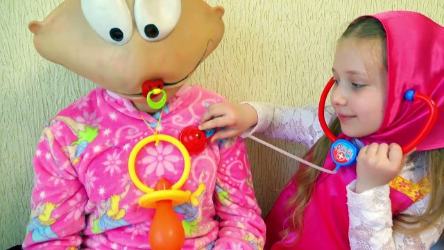 BАD BABY Кукла превратилась в гигантского ребёнка и плачет! Маша делает ей уколы ОГРОМНЫМ ШПРИЦОМ!