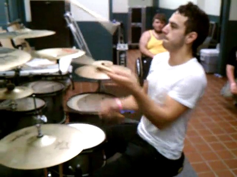 Jouer de la batterie en jonglant avec 3 baguettes en même temps !