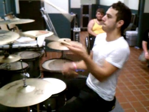 Jouer de la batterie en jonglant avec 3 baguettes en même temps !