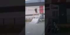 il fait du scooter dans un skatepark