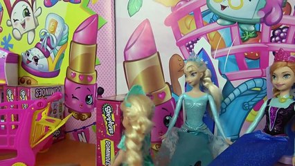 DOMINO Shopkins SNAKE! Elsa, Anna toddlers & friends want to Build a Big Domino Snake