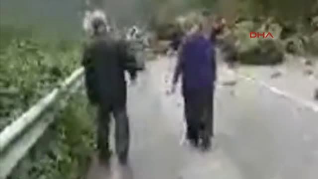 Trabzon'da Yamaçtan Kopan Kaya Parçaları Yolu Kapattı