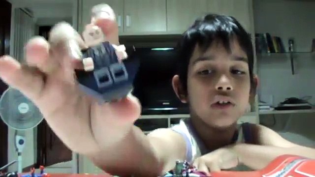 Eduardo apresenta sua coleção de bonecos LEGO
