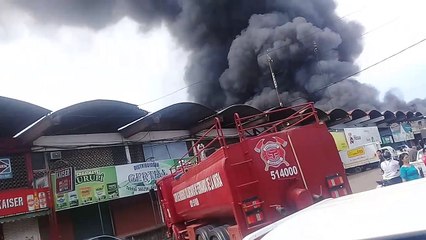 Incendio de gran magnitud afecto al Mercado de Abasto en la tarde de hoy domingo