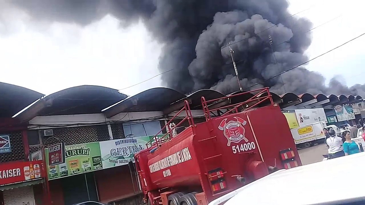 Incendio de gran magnitud afecto al Mercado de Abasto en la tarde de hoy domingo