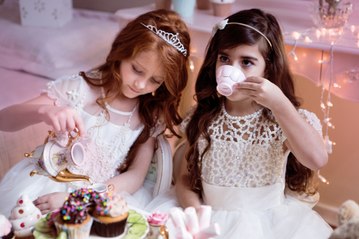 Diversão no Banho  com os Brinquedos LOL  SURPRISE