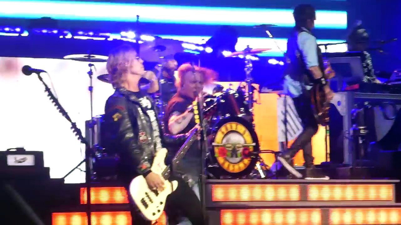 'It's So Easy & Mr Brownstone' Guns N Roses@Wells Fargo Center Philadelphia 10-8-17