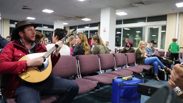 Quand des irlandais attendent leur avion