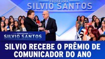 Silvio Santos recebe o prêmio de comunicador do ano