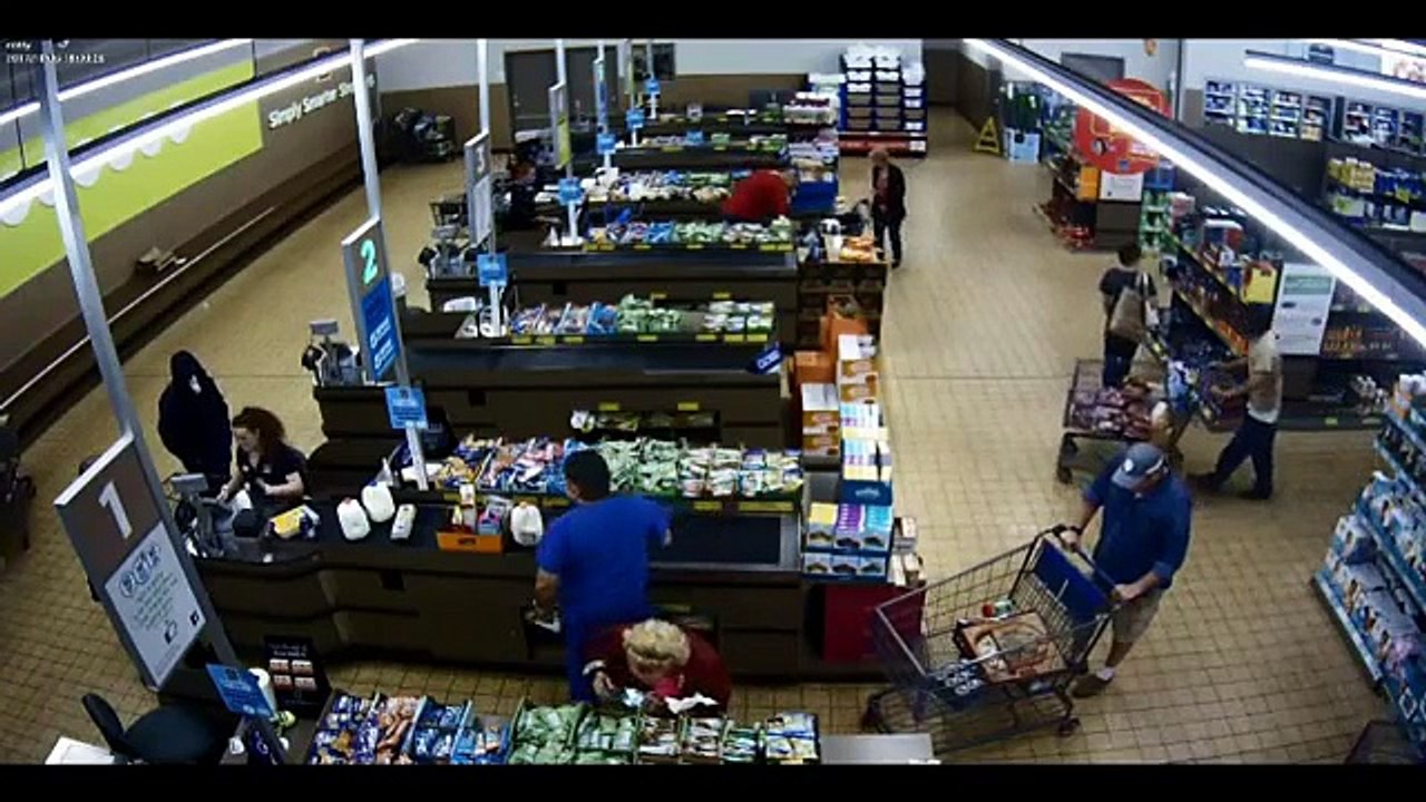 Un homme braque une caissière mais ne s'attendait pas à la réaction des clients... par Le Petit Buzz - Dailymotion