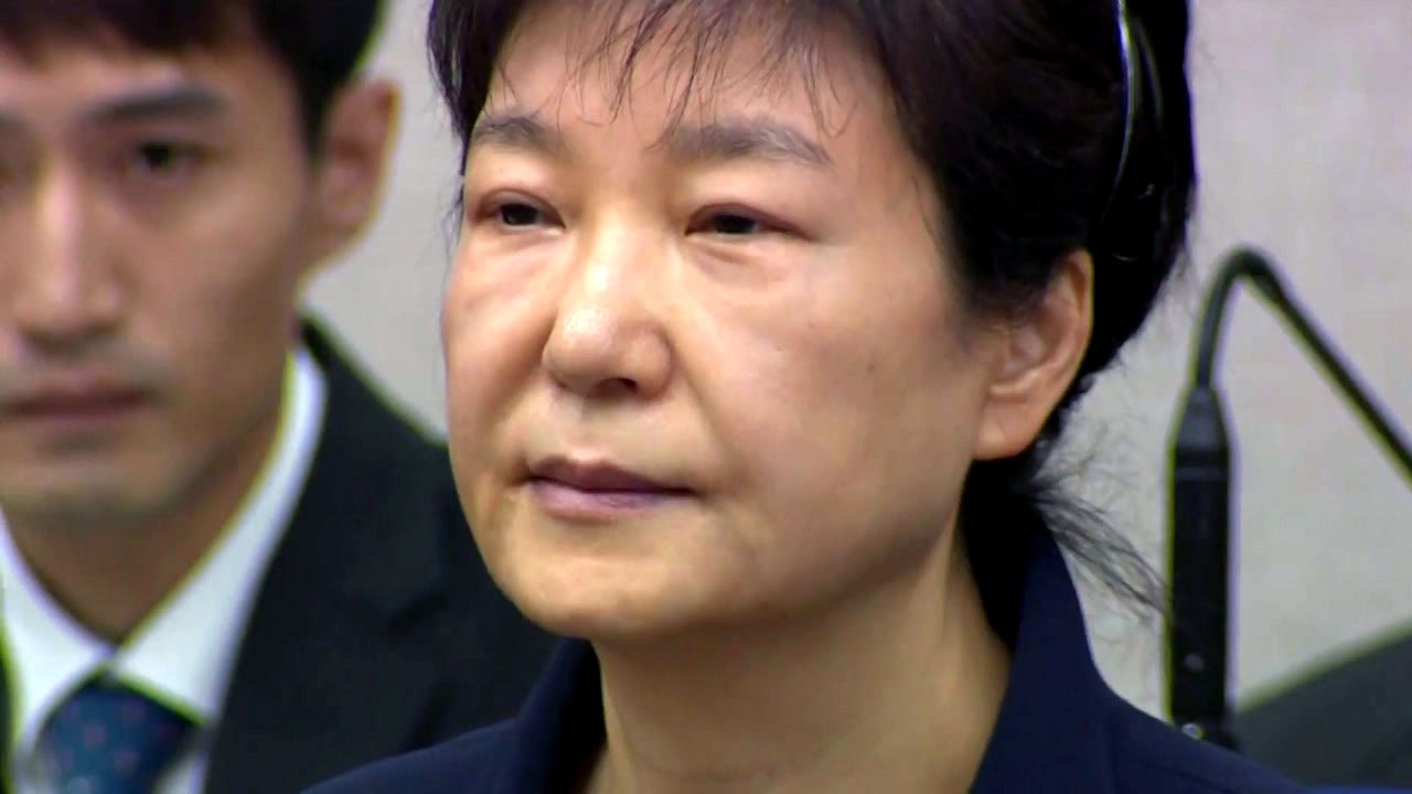 박근혜 前 대통령, 첫 법정 진술...변호인단 전원 사임 / YTN
