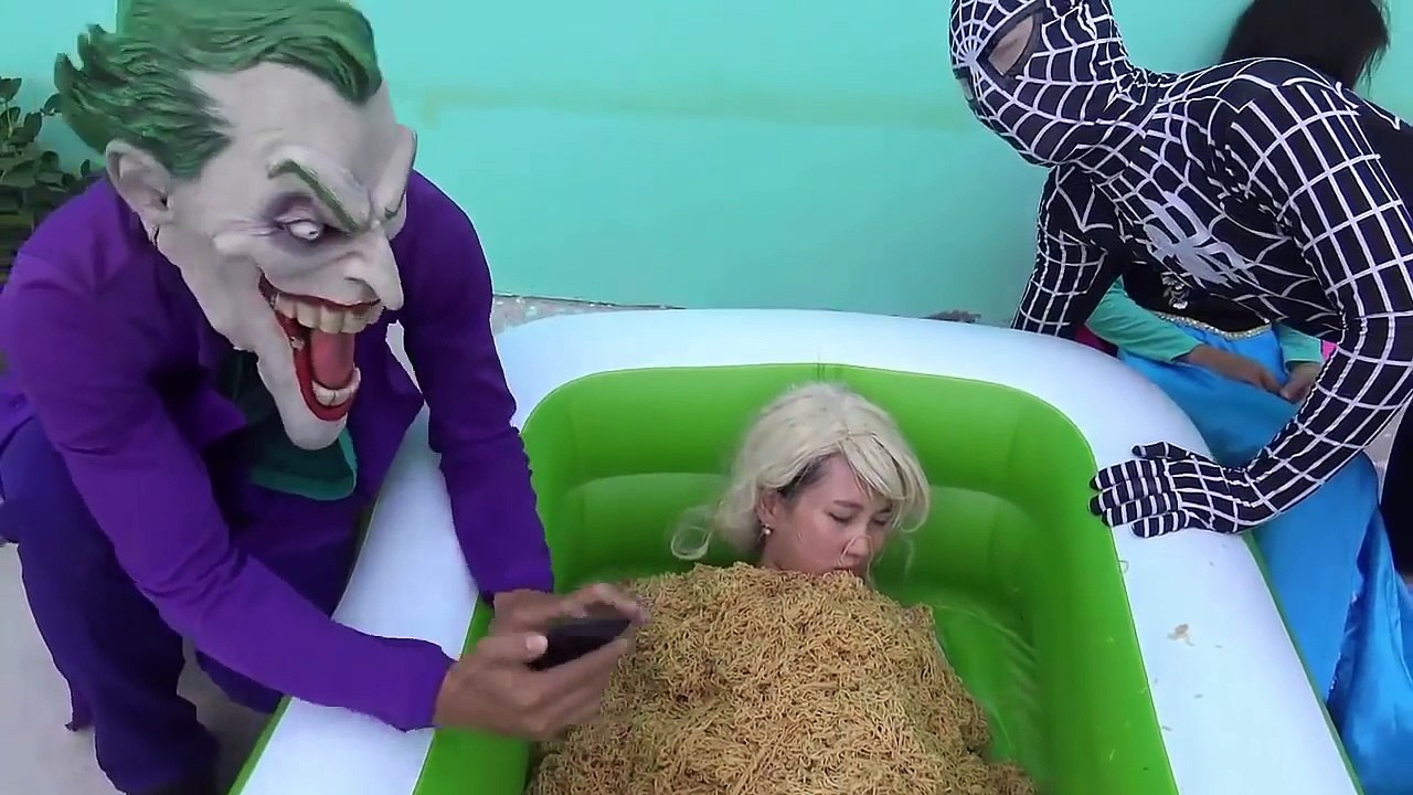 Bad Adult джокер похоронили заживо Эльза и Анна в лапше! человек паук видео смешной в реальной жизни