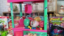 UFOキャッチャー サプライズエッグをゲットしてお菓子を食べよう！おもちゃ チョコエッグ ガムボール Claw Machine Game MayuChannel