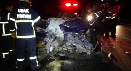 Kamyona Arkadan Çarpan Otomobildeki 2 Kişi Sıkışarak Can Verdi