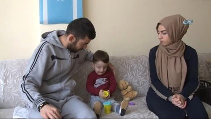 Türkmen Aile Türk Kimlikleri Olmadığı İçin Engelli Bebeklerini Tedavi Ettiremiyor