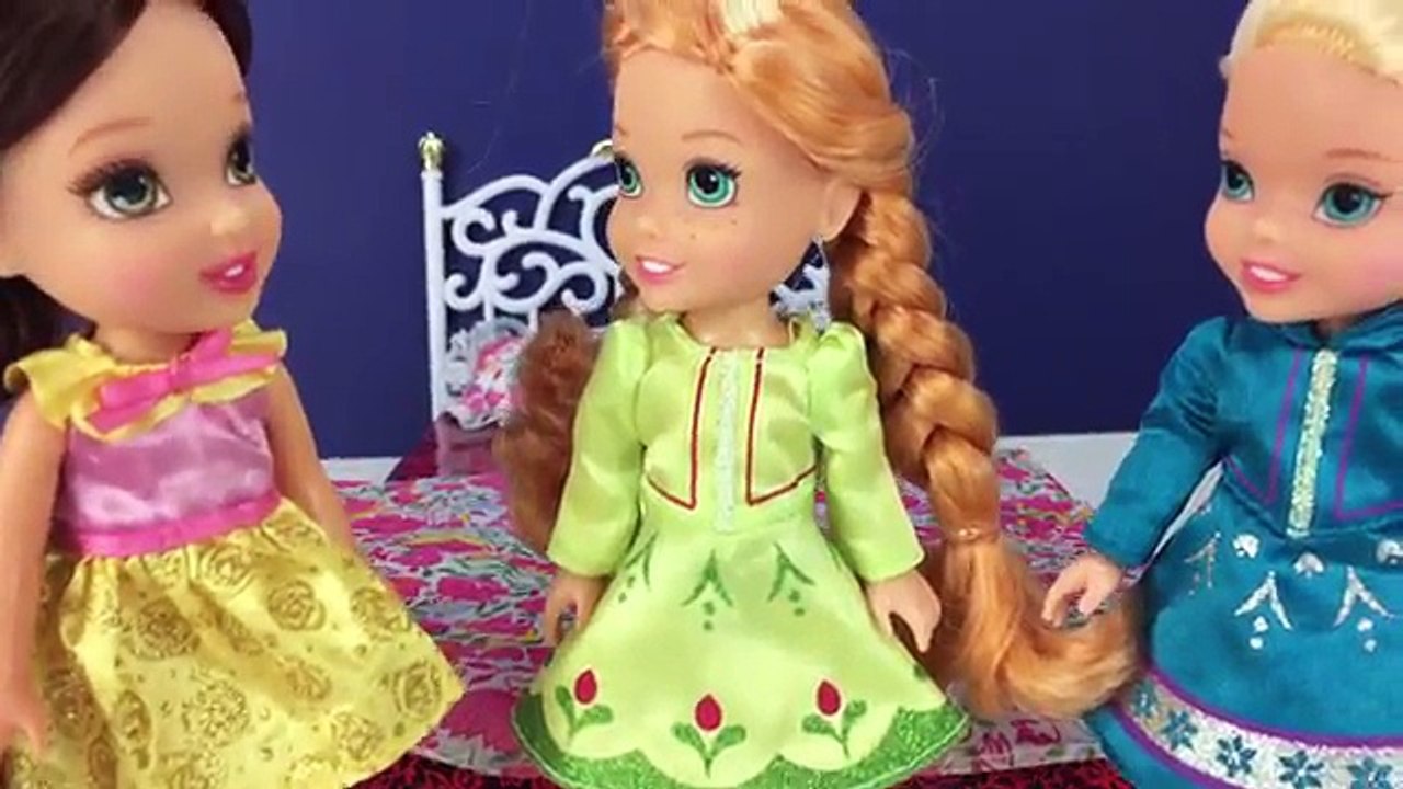 Frozen Elsa, Anna, Ariel and Belle Toddlers VS Feet! Gross Feet, Stinky Feet Plus more in 4K!
