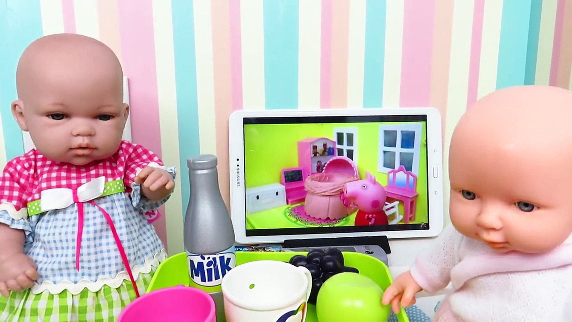 Tarde de cine y palomitas con muñecas bebés y Ana Mundo Juguetes español – Видео Dailymotion