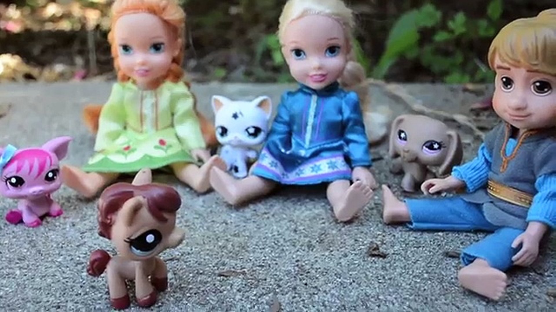 ⁣Anna And Elsa Toddlers Play Date Part 2! - Littlest Pet Shop Videos